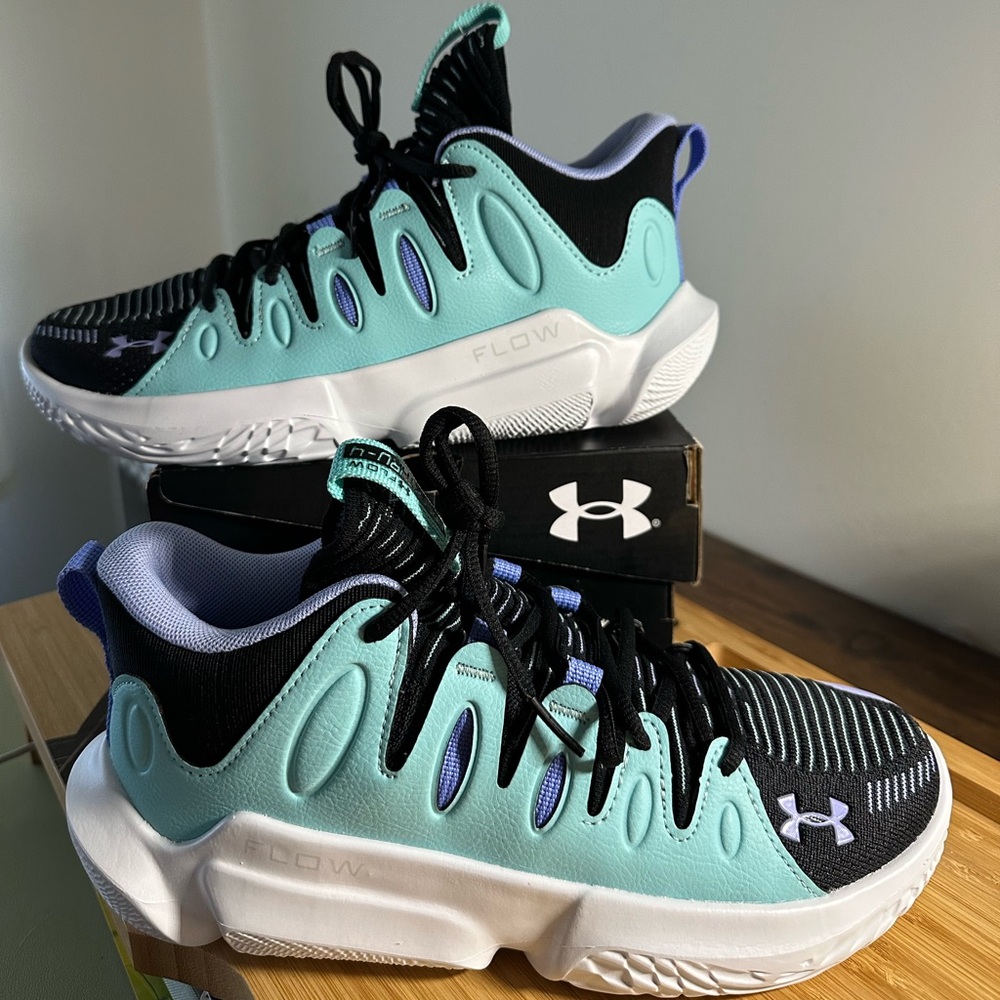 BRAND NEW Under Armour Womens Flow Breakthru 4 Sizes 9/9.5 Blue Black MSRP $125!